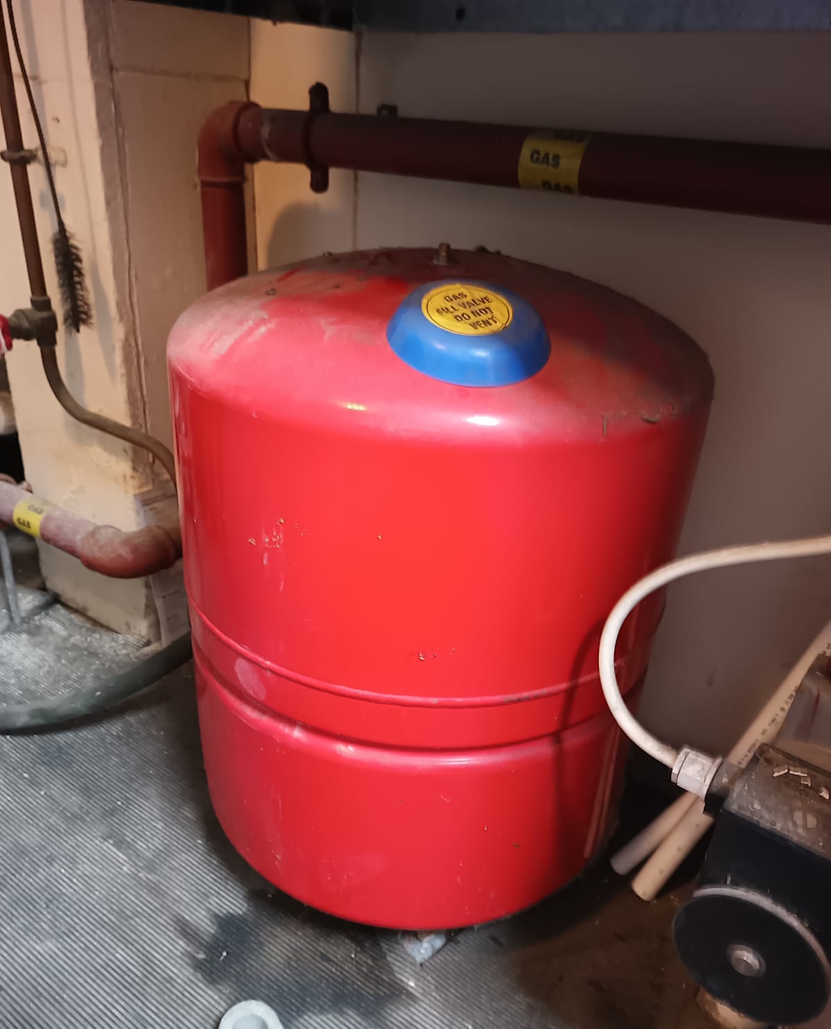 Industrial expansion vessel and gas pipework